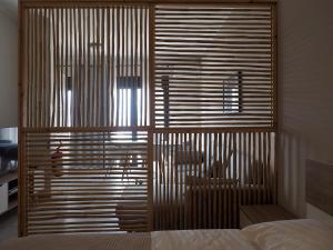 Кровать или кровати в номере Melissinos Beachfront Apartments