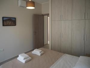Кровать или кровати в номере Melissinos Beachfront Apartments