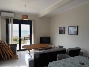 Гостиная зона в Melissinos Beachfront Apartments