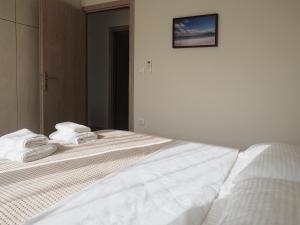 Кровать или кровати в номере Melissinos Beachfront Apartments