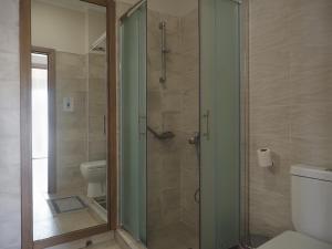 Ванная комната в Melissinos Beachfront Apartments
