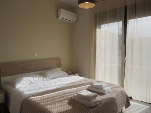 Кровать или кровати в номере Melissinos Beachfront Apartments