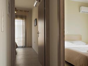 Кровать или кровати в номере Melissinos Beachfront Apartments