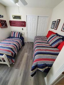 Galeriebild der Unterkunft Most Exquisite View on the Lake! USA Themed fun condo! Host dedicated to creating your next memorable vacation! in Kaiser