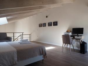 Кровать или кровати в номере Melissinos Beachfront Apartments