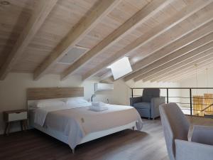 Кровать или кровати в номере Melissinos Beachfront Apartments