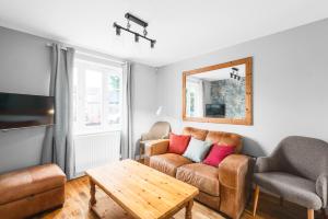 sala de estar con sofá y mesa en TravelNest Property en Bristol