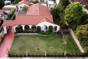 an aerial view of a house with a red roof at Detached Guesthouse in Monrovia/Los Angeles in Monrovia