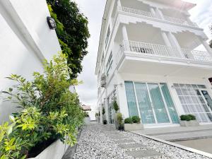The White House Rachamankha เดอะ ไวท์เฮ้าส์ ราชมรรคา