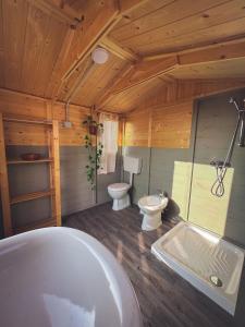 baño grande con bañera y 2 aseos en Pasare Glamping_AnglonaRuralExperience, en Perfugas