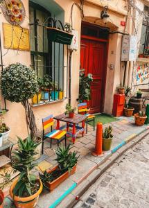 un patio con mesa y sillas frente a un edificio en Balat Historical Luxury House en Estambul