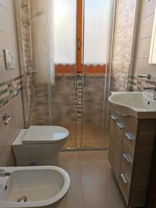 マーリエにあるCasa Linda - Salento Experienceのバスルーム(シャワー、トイレ、シンク付)