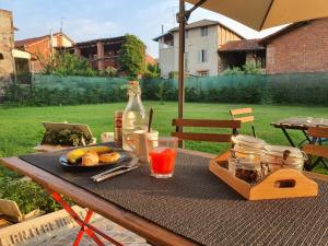 a picnic table with a plate of food and a bottle at La Bolgora Guesthouse in Recetto