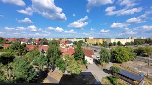 uma vista aérea de uma cidade com árvores e edifícios em Dwupokojowy apartament Fordon w okolicy Onkologii em Bydgoszcz
