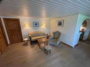sala de estar con 2 sillas y mesa en Korsholt-natur 135 G, en Sindal