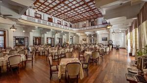 una sala banchetti con tavoli e sedie in un edificio di Hotel Suisse a Kandy