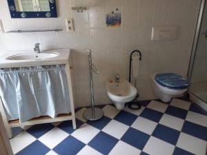 a bathroom with a toilet sink and a bidet at Walla 6 in Lippoldsberg