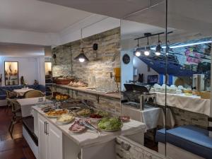una cucina con cibo su un bancone in un ristorante di Hotel Elegant Garden a Batumi