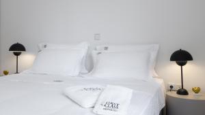 Posteľ alebo postele v izbe v ubytovaní Vouliagmeni Honeymoon Suite