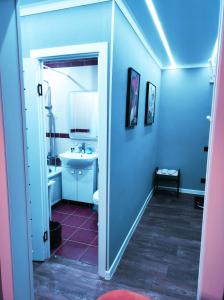 La petite salle de bains est pourvue d'un lavabo et de toilettes. dans l'établissement Уютная люкс квартира в центре, à Uralsk