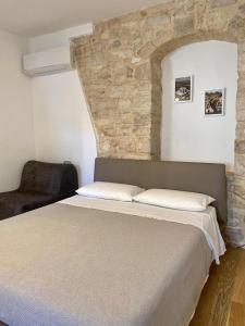 A bed or beds in a room at Altrelli Rooms