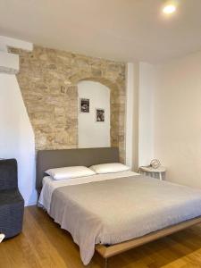 A bed or beds in a room at Altrelli Rooms