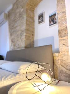 A bed or beds in a room at Altrelli Rooms