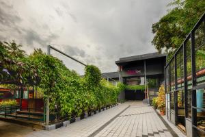 un bâtiment avec des plantes à l'extérieur dans l'établissement Vidya Residency, à Thrissur