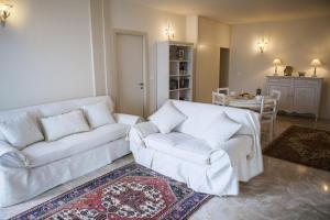 パドヴァにあるCasa Camilla Cityのリビングルーム(白いソファ2台、テーブル付)