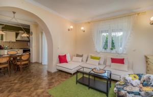 un soggiorno con un divano bianco e un tavolo di Vila Velebita - family oasis in the middle of Velebit mountain a Sušanj Altre 3 foto