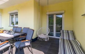 una sala da pranzo con tavolo e sedie di Vila Velebita - family oasis in the middle of Velebit mountain a Sušanj