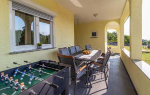 balcone con tavolo e tavolo da biliardo. di Vila Velebita - family oasis in the middle of Velebit mountain a Sušanj