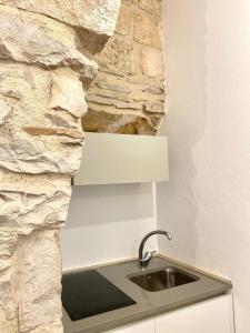 A kitchen or kitchenette at Altrelli Rooms
