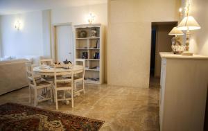 パドヴァにあるCasa Camilla Cityのテーブルと椅子のあるキッチンとダイニングルーム