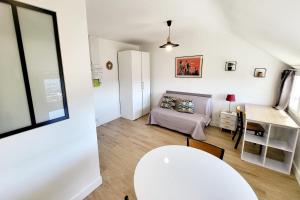 a small living room with a table and a couch at Studio Neuf Bien Agencé avec Ascenseur Port à 50M in Vannes