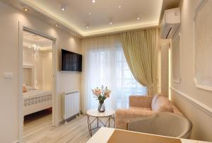 sala de estar con sofá y ventana con cama en Apartments Zanetti, en Pula