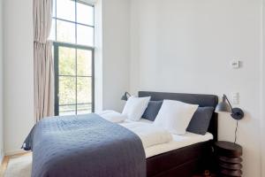 Ένα ή περισσότερα κρεβάτια σε δωμάτιο στο Cozy and Bright Apartments with Balcony & Private Car Park