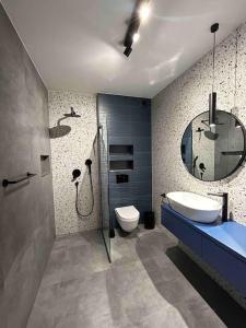 W łazience znajduje się umywalka, toaleta i lustro. w obiekcie Time&Joy apartment with private pool w mieście Kaštela