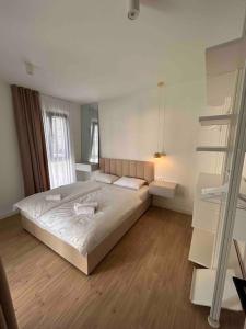 1 dormitorio con 1 cama grande y una escalera en Time&Joy apartment with private pool en Kaštela