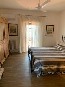 豐特博蘭達的住宿－Affittacamere La Crognoleta，一间卧室设有一张床和一个窗口