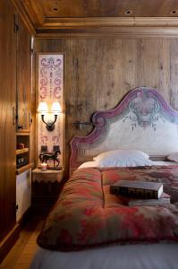 クールシュヴェルにあるAppartement d'Exception - Jardin Alpin - Courchevel 1850のベッドルーム(大型ベッド1台、ランプ付)