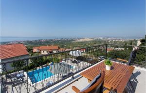 Bassein majutusasutuses 4 Bedroom Awesome Home In Kucine või selle lähedal