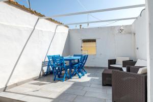 eine Terrasse mit blauen Stühlen und einem Tisch in der Unterkunft San Giorgio in Grottaglie