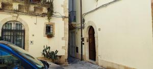 un vicolo con una macchina parcheggiata accanto a un edificio di Appartamento Ortigia a Siracusa