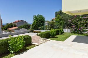 Vonkajšia záhrada v ubytovaní Apartments "The Little Prince"