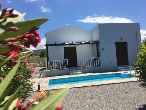 Bazén v ubytovaní Cozy Villa with Pool and Parasol in Kirianna alebo v jeho blízkosti