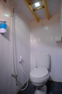 ein Bad mit einem WC und einer Dusche in der Unterkunft Family labuan bajo in Labuan Bajo