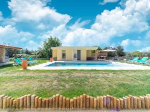 um quintal com uma piscina e uma casa em Rural holiday home in Netos Almagreira with shared pool 