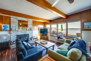 sala de estar con sofá y chimenea en Waterfront Birch Bay Cabin Beach Access and Sunsets, en Blaine