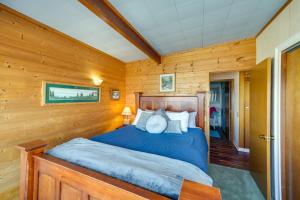 1 dormitorio con 1 cama en una habitación de madera en Waterfront Birch Bay Cabin Beach Access and Sunsets, en Blaine